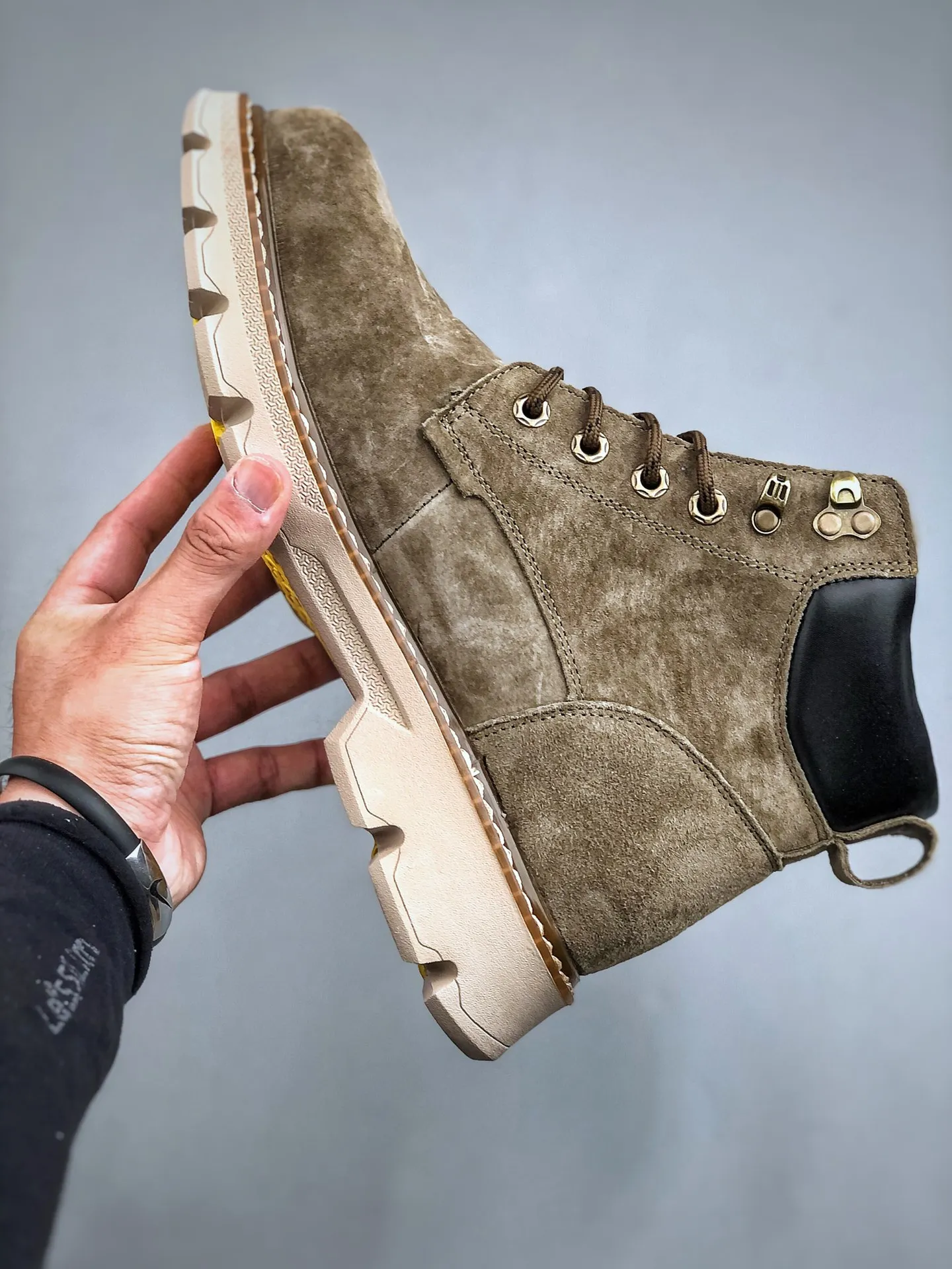 Local self-pickup💰560 supports store release New goods🚀UGG new autumn and winter men's mid-cut casual Martin boots series #Guangdong Dachang quality 25ss autumn and winter new style Fashion trend matching The fabric is imported from Italy frosted cowhide. The whole shoe is made of genuine cowhide material. The outsole and hardware are all made from OEM raw materials. Good products do not kill pigs. The quality of the first order is strictly controlled. The full set of official website unified packaging. Special products for outdoor use to prevent cold this winter. Daily casual matching A must-have for stylish men‼ American affordable luxury brand [UGG] Tasman Weather Hybrid Tasman hybrid series mid-top lightweight casual Martin boots" Size: 39-44 (one size larger than sports shoes)
